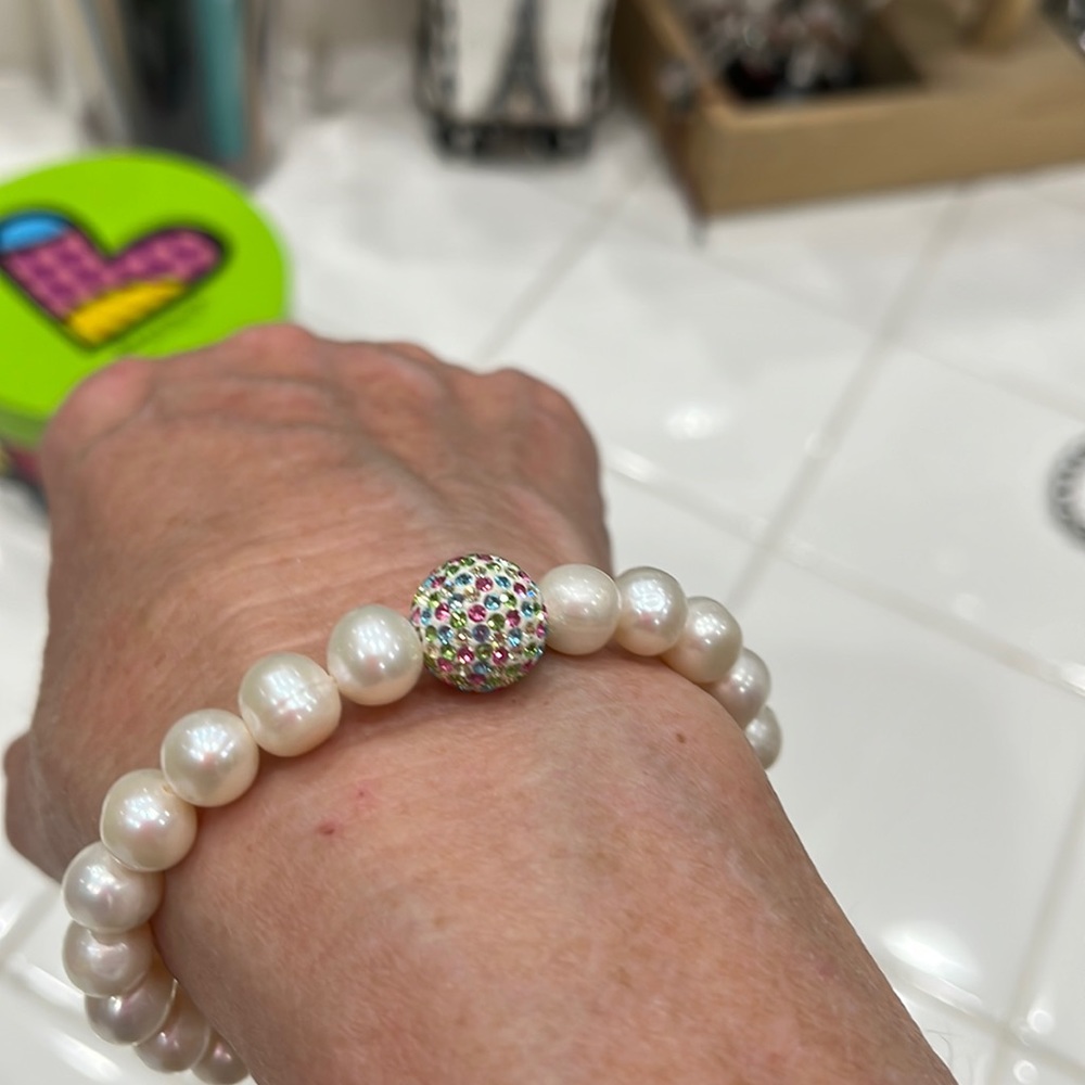 Pearl looking bracelet with colored crystal bead on elastic